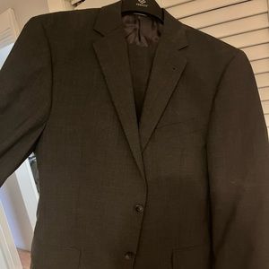 Men’s gray suit. 40 coat, 34/34 pants